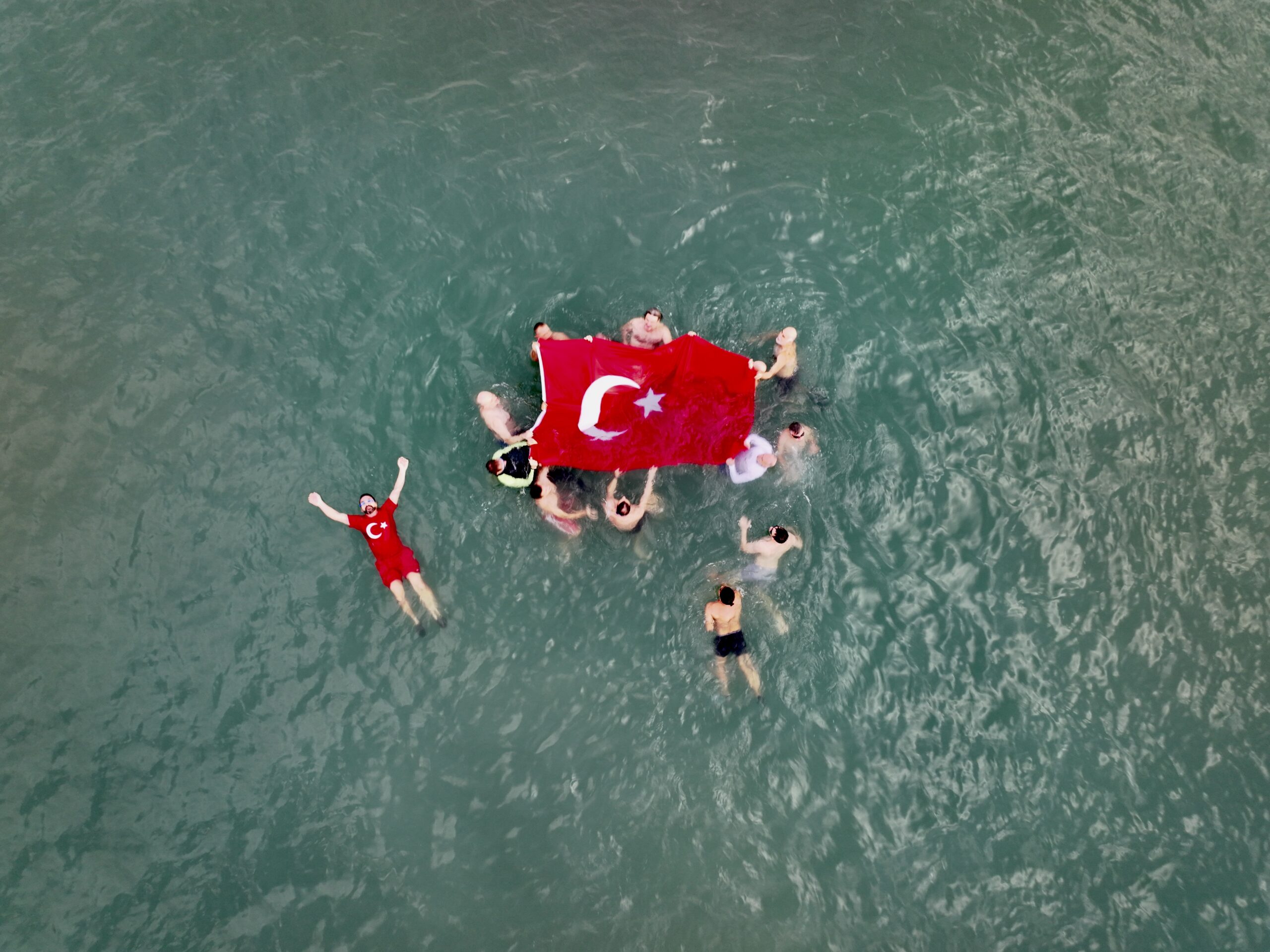 Samsun’da yüzücüler Cumhuriyet Bayramı’nı Karadeniz’de Türk bayrağı açarak kutladı