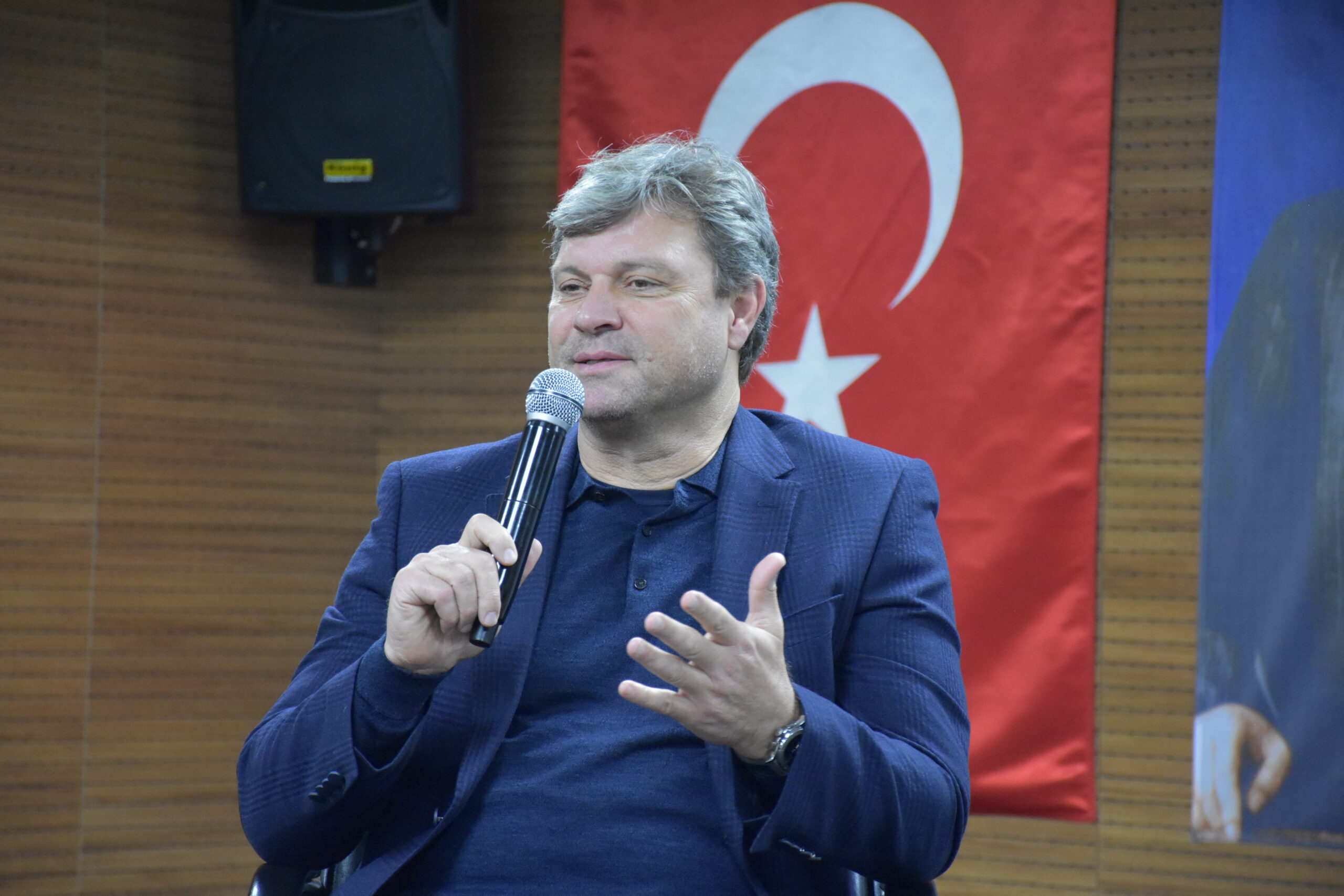 Teknik direktör Ertuğrul Sağlam, Gümüşhane’de öğrencilerle buluştu
