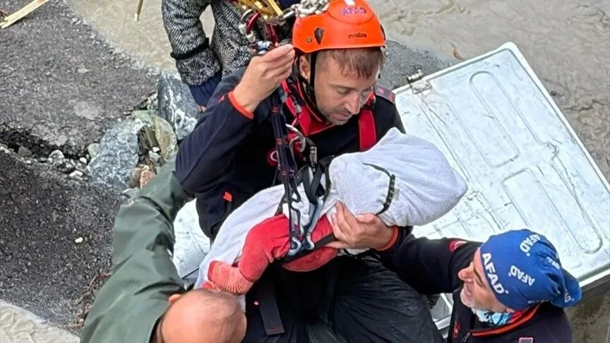 Sakarya’da dere taşkınında bebeği halat düzeneğiyle kurtaran AFAD personeli, o anları anlattı