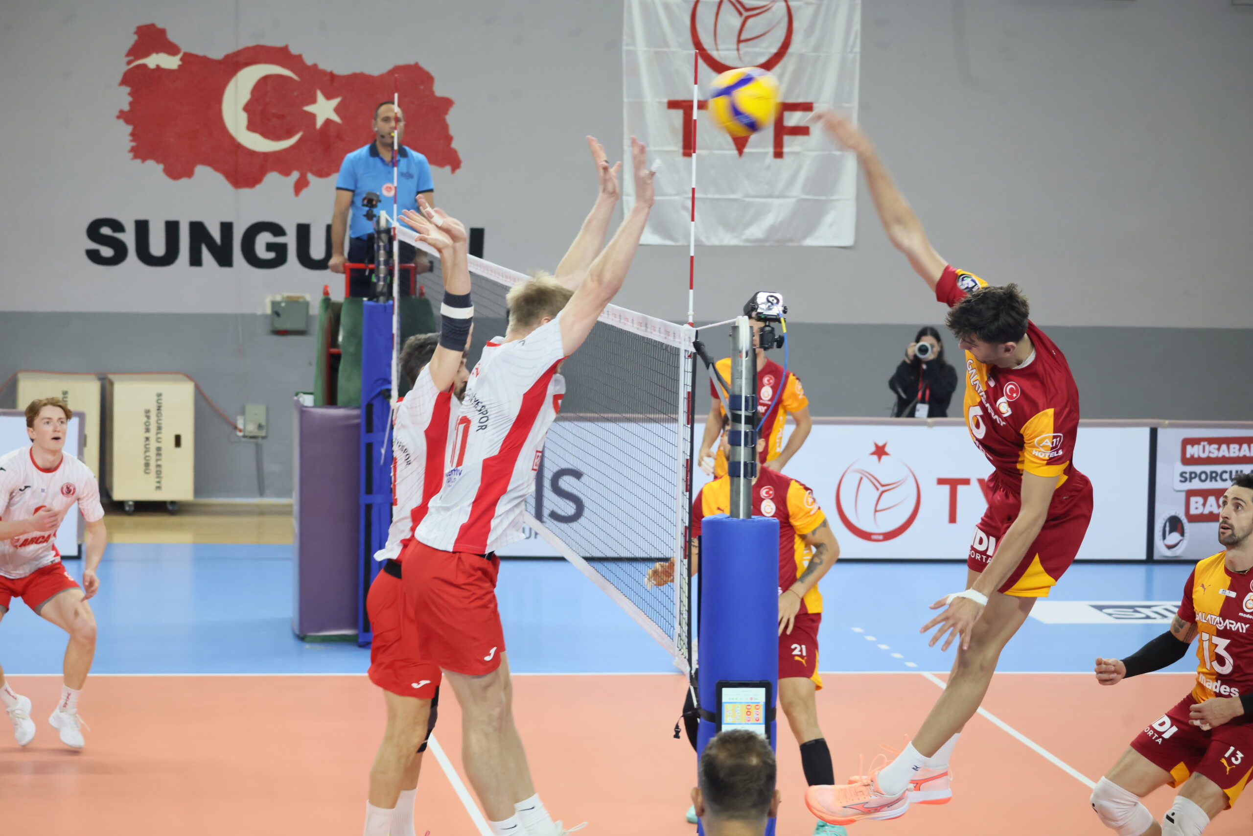 Voleybol: SMS Grup Efeler Ligi