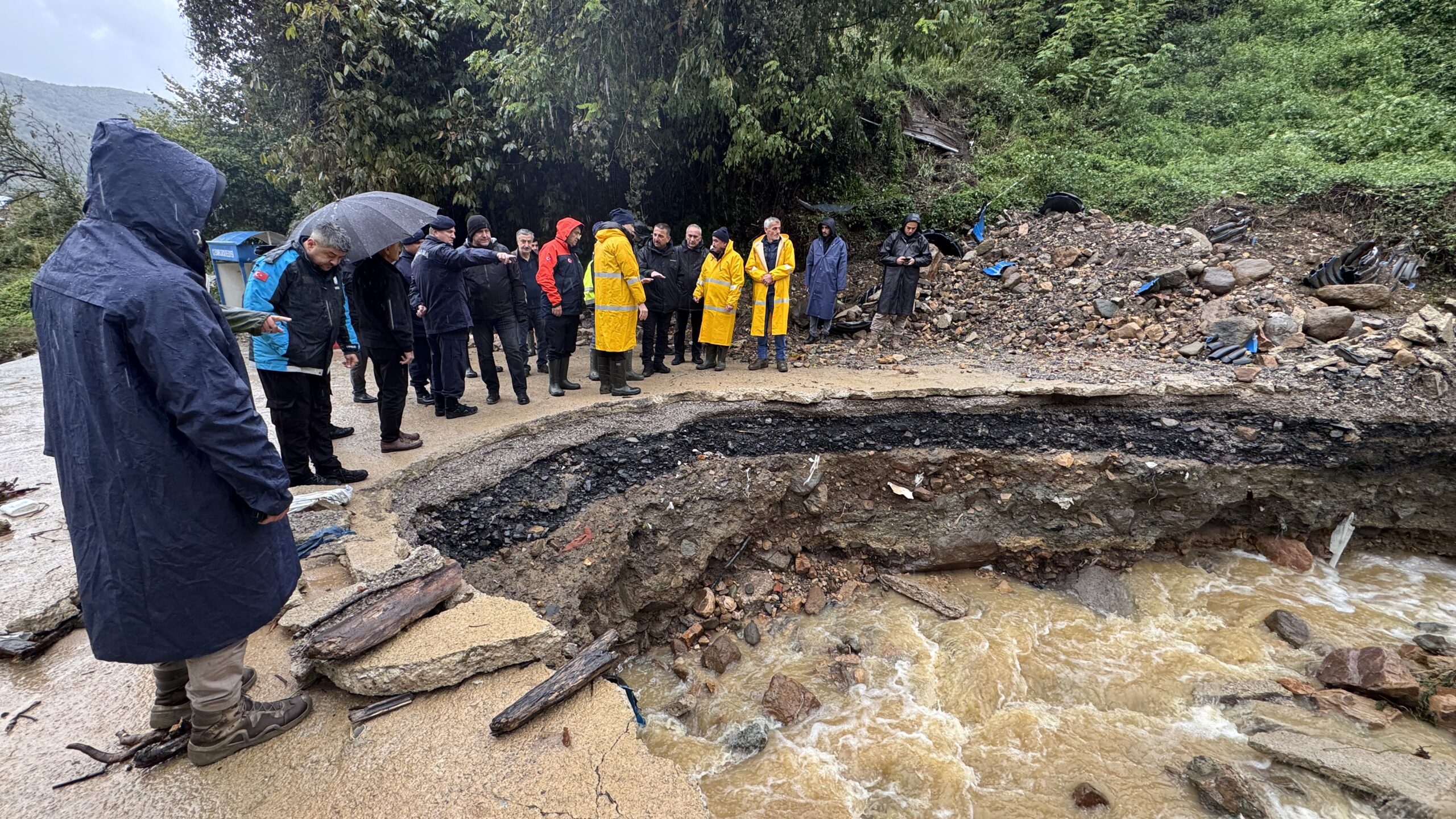 Zonguldak Valisi Hacıbektaşoğlu, sağanaktan etkilenen yerlerde incelemelerde bulundu: