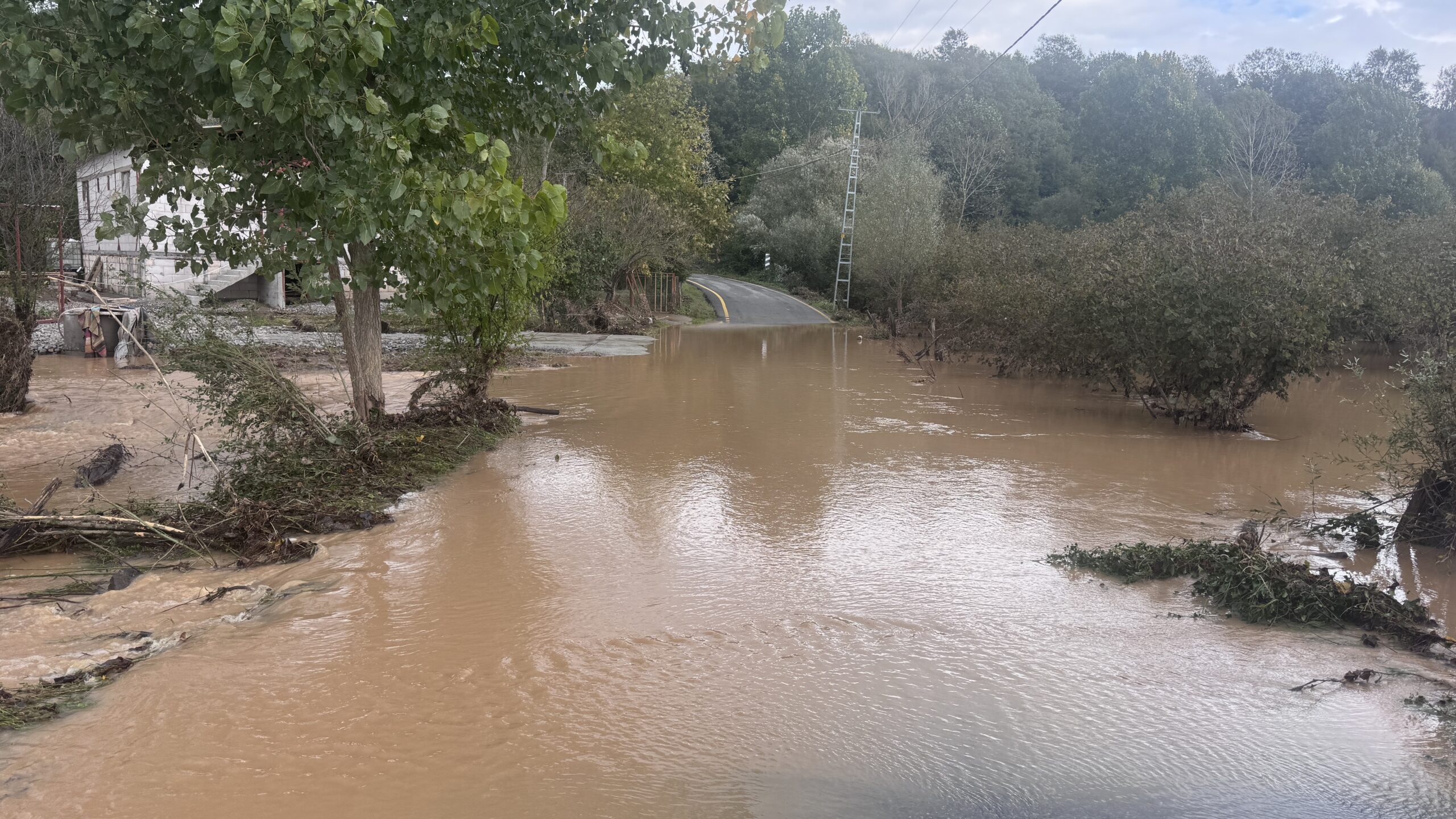 Zonguldak ve Sakarya’da sağanak hayatı olumsuz etkiledi