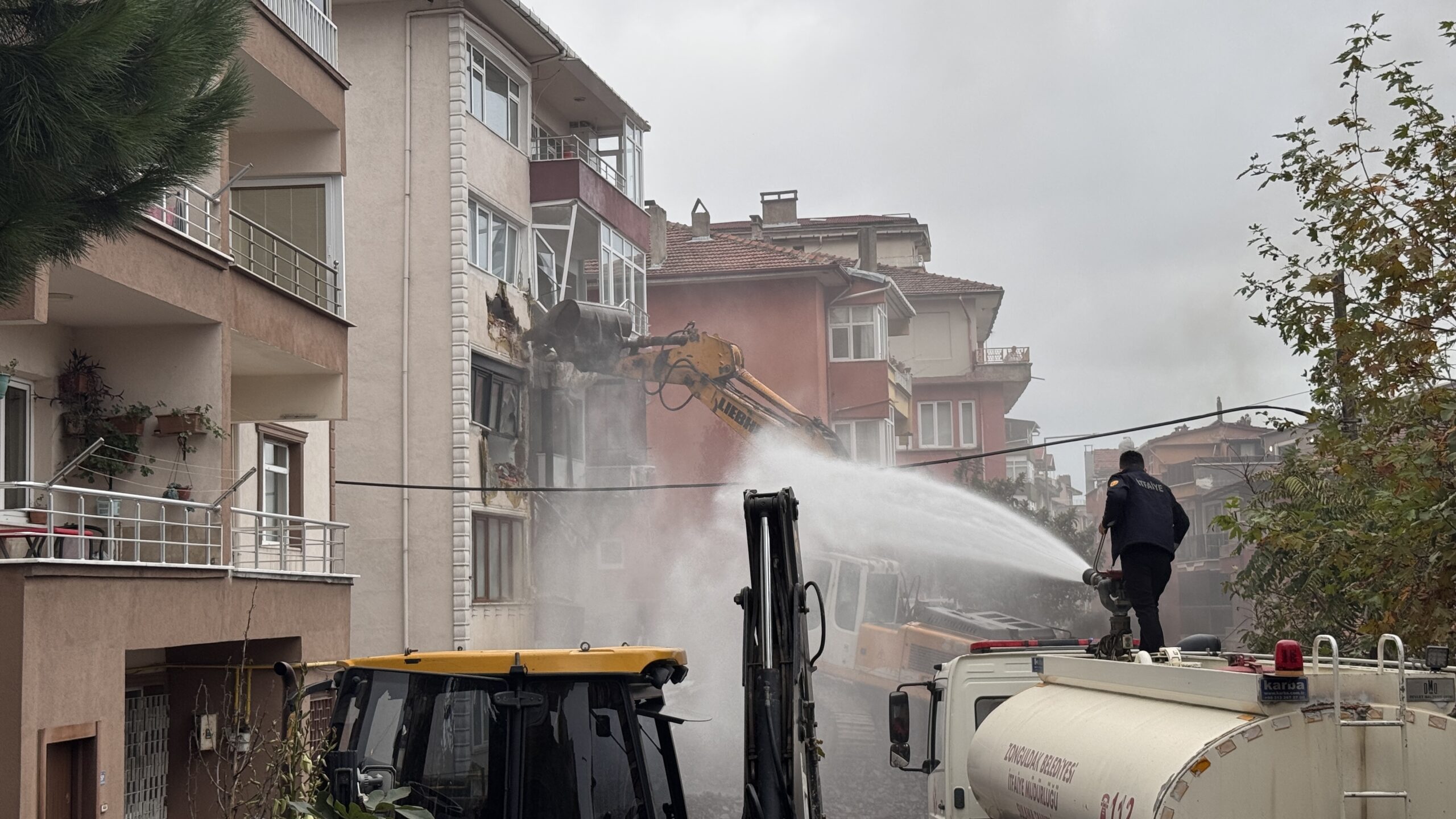 Zonguldak’ta çatlaklar oluşan binanın yıkımına başlandı