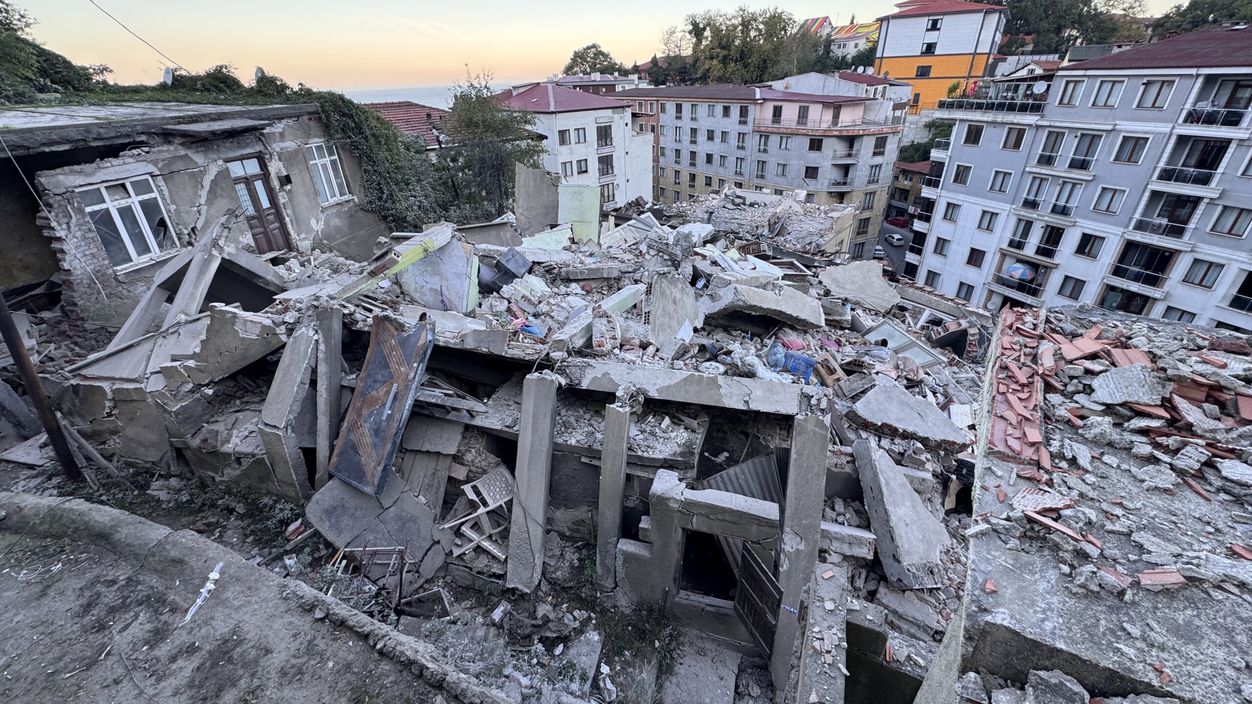 Zonguldak’ta çöken binanın çevresindeki 7 bina tedbiren boşaltıldı