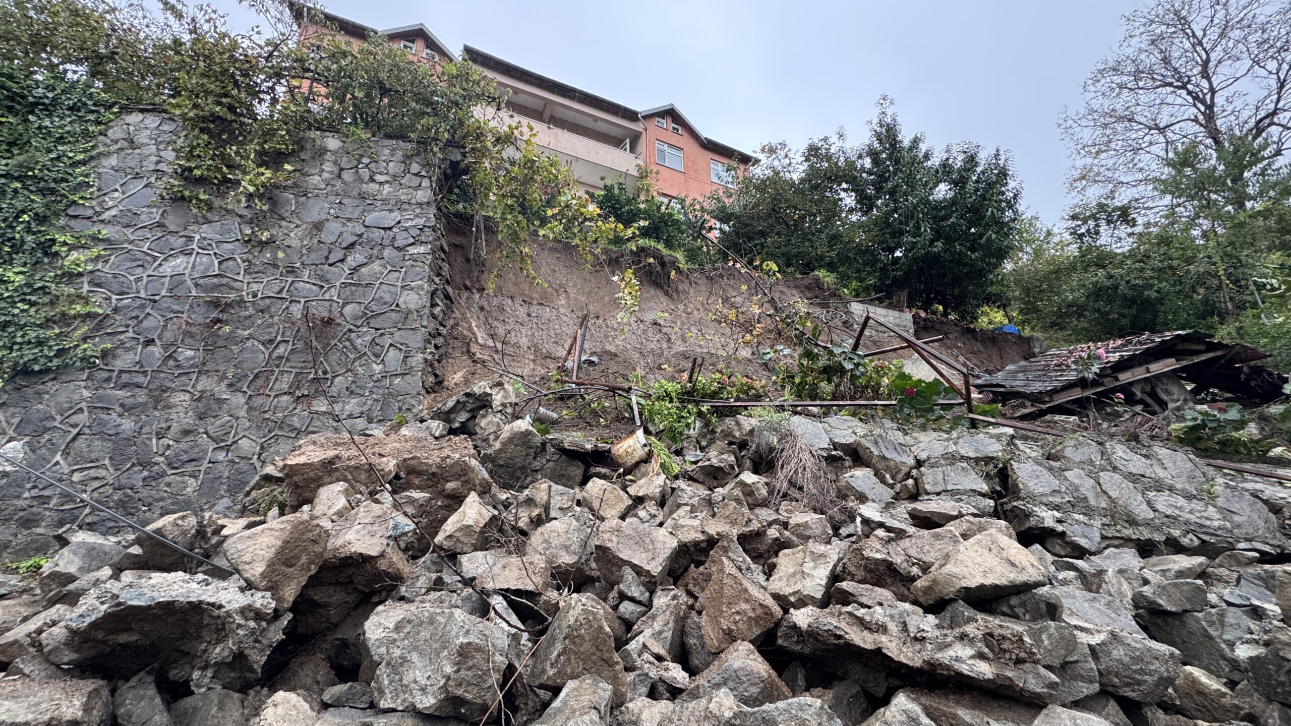 Zonguldak’ta heyelan nedeniyle bir bina tedbir amacıyla boşaltıldı