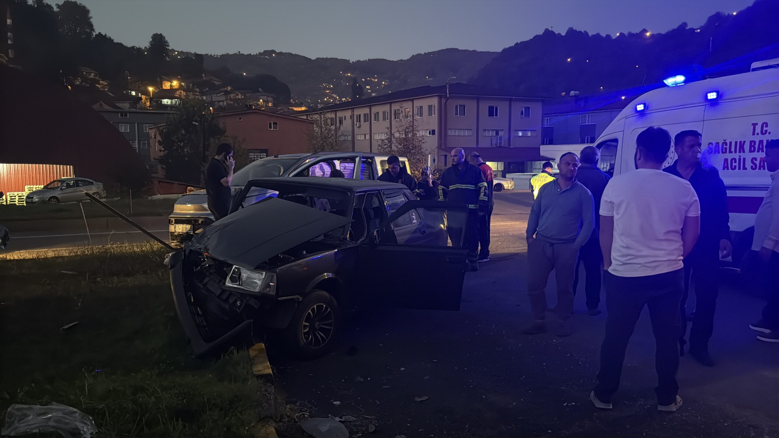 Zonguldak’ta otomobil ile hafif ticari aracın çarpıştığı kazada 6 kişi yaralandı